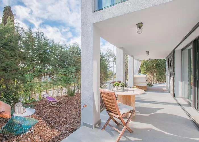 Flateli Montjuic خيرونا